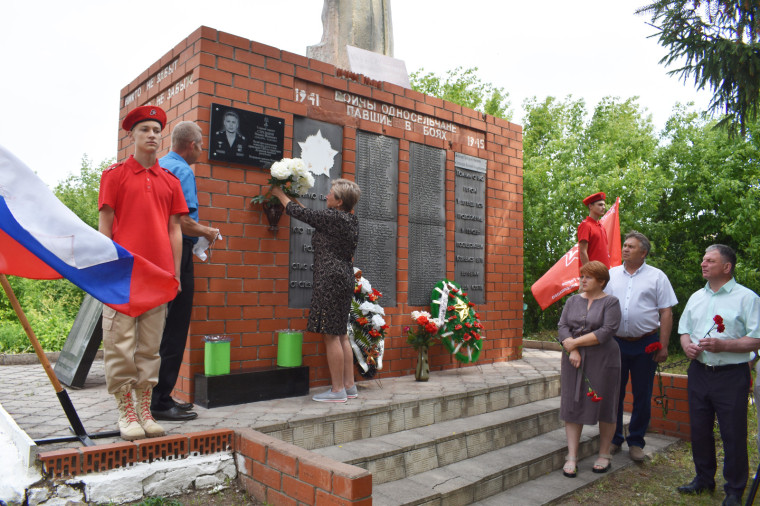В селе Медвежье установили мемориальную доску погибшему в СВО Михаилу Стрельцову.